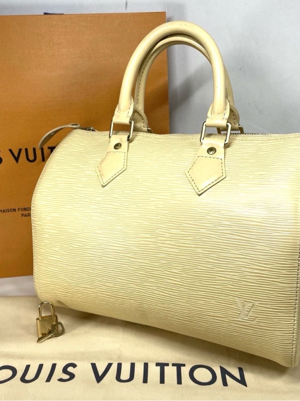 Louis Vuitton Cream Speedy 25